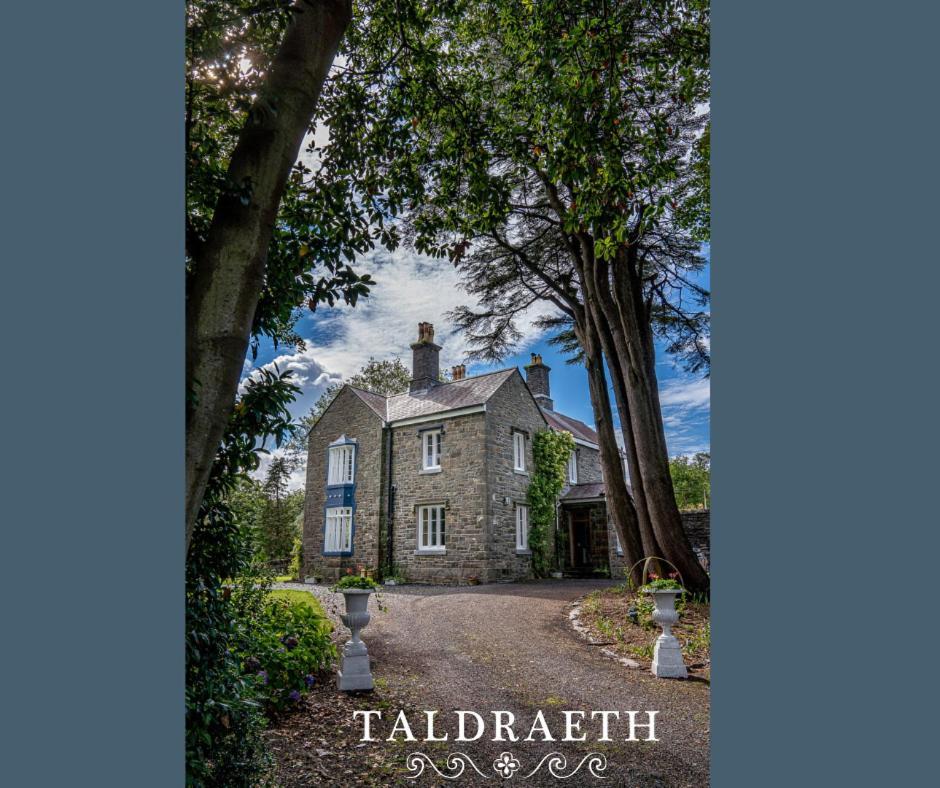 Taldraeth - Old Vicarage Guest House Penrhyndeudreath Exteriér fotografie